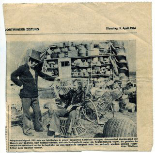 Ruhrnachrichten vom 9. April 1974 über Stuhlflechterei Rattanburg, damals noch an der Ardeystraße in Dortmund. Auf dem Bild ist links Wilhelm Burg Senior zu sehen.