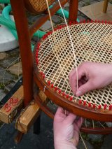 Rattanstuhl wird in Handarbeit geflochten