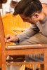 Flechten der Sitzfläche eines Stuhls ist Handarbeit